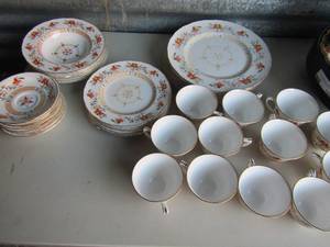 lot 13 image: 1967 Royal Worchester Bone China  CHAMBERLAIN - 12 cups, 10 saucers, 7 dinner plates, 4 soup bowls 7 salad plates 9as Designed for the Prince Regent 1811)