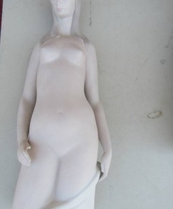 lot 26 image: Lladro 12 FEMALE MATTE
