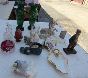 lot 27 image: Two 8 vases, glass baby ducks, donkey, rabbit, green shoes with mice