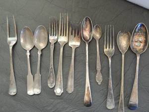 lot 208 image: Assorted spoons and forks silver plate  incl. Nevada,  Mappin &  Webb, Luxor, Wm. Rogers, Wallace, and English marks