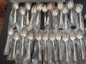 lot 211 image: Presidential spoons, Wm. Rogers  Qty 24 see list