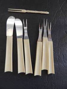 lot 219 image: Bakelite- 4 Horderves Forks and  2 cheese spreaders