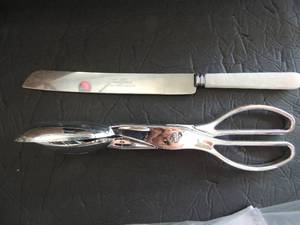 lot 220 image: Cake knife white marble handle Treasure Makers Sheffield England and silver plastic salad tongs