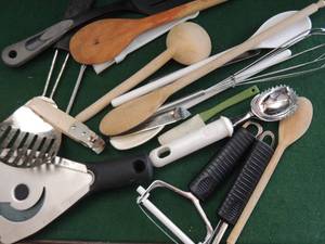 lot 186 image: Kitchen utensils