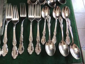 lot 202 image: Wm. Rogers-Original Rogers Original Plate  Dinner Forks x 5, Salad Forks x6, Spoons x 14, Knives x 6, Steak knives x 1