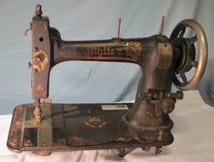 lot 1 image: Antique Sewing Machine