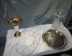 lot 13 image: Misc home decor & Crystal vase