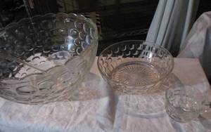 lot 62 image: Vingtage Hobnail Punch bowl set, complete with stand, bowl and glasses. In orginal box