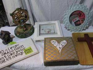 lot 110 image: Home Decor Lot