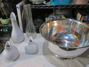 lot 119 image: Various vases & Mixing Bowl