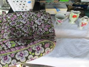 lot 122 image: Vera Bradley tote, small misc vases
