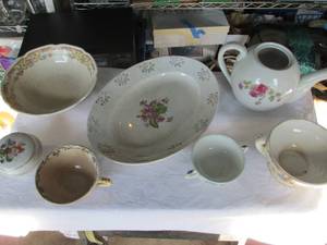 lot 123 image: Misc china pieces