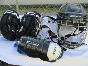 lot 191 image: Youth Hockey Protective Gear $$