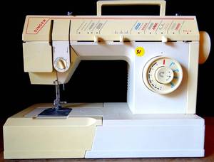 lot 31 image: Singer 5808C Free-Arm Sewing Machine 14 Stiches