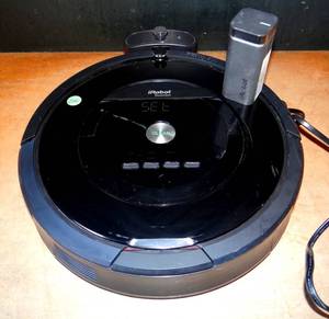 lot 206 image: iRobot Roomba 805 Vacuum Cleaning Robot with Accessories - POWER TESTED GOOD $$$ (CLEAN UNIT)