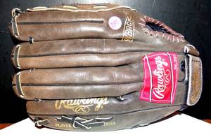 lot 245 image: VINTAGE Rawlings RBG36B 12.5 Baseball Glove Sammy Sosa Signature Series