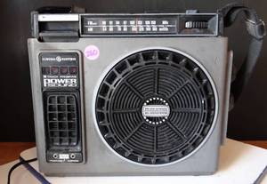 lot 260 image: Vintage GE General Electric Portable Power Sound 8 Track Tape Player - FOR PARTS OR REPAIR
