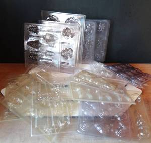 lot 263 image: NICE COLLECTION OF CANDY MOLDS - MULTIPLE HOLIDAY THEMES