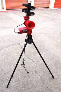 lot 324 image: Heater Slider Curve Lite Baseball Pitching Machine $$$