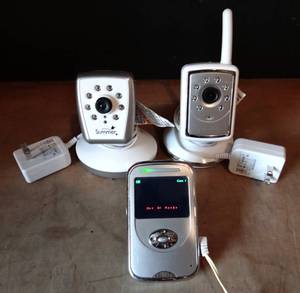 lot 326 image: SUMMER LOT WITH 2 CAMERAS AND COLOR MONITOR WITH SOUND