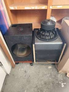 lot 272 image: Skar audio 1250 watt speaker and speaker box