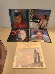lot 278 image: Selection of 6 vintage country albums