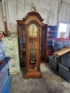 lot 84 image: Howar Miller Grand Father Clock - complete - side glass was broke but have new piece needs to be installed - Great Conditioon