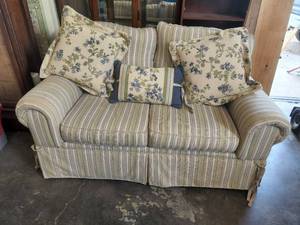 lot 30 image: Very nice Loveseat and throw cushions
