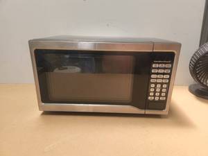 lot 250 image: Hamilton Beach 700 watt microwave