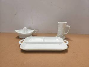 lot 212 image: Selection of 3 pieces of milk glass