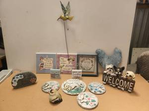 lot 173 image: Selection of home decor.