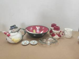 lot 163 image: Selection of Christmas decor.