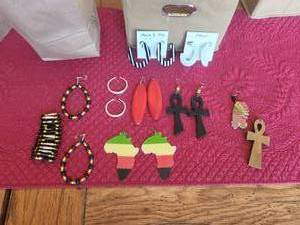 lot 146 image: Selection of jewelry - earrings