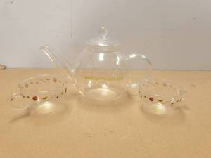lot 126 image: Glass tea pot and 2 cups by Giftonica