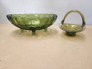lot 31 image: Selection of 2 vintage green bowl and basket