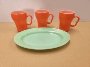 lot 18 image: Selection of vintage orange coffee cups and a green platter by Anchor Hockings