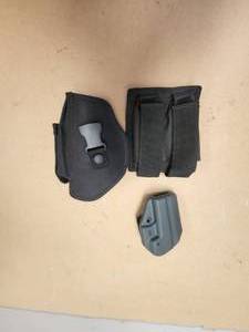 lot 39 image: Selection of pistol holsters