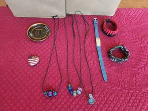 lot 41 image: Selection of Jewelry