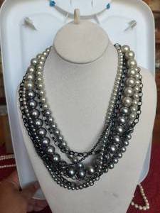 lot 78 image: Selection of Jewelry - necklaces