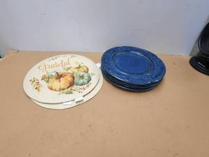 lot 80 image: Selection of 4 blue plates by Fitz and Floyd and 3 placemats