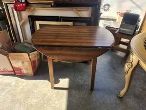 lot 85 image: 42-inch round table with fold in sides