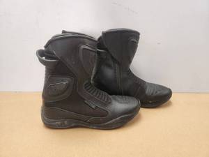 lot 66 image: A pair of black waterproof boots by Reign - size 8