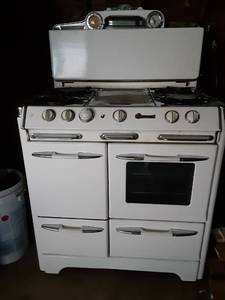 lot 283 image: Item is at a different location with a different pick-up day - - 195354 Okeefe & Merritt gas oven. It has had 2 owners and the present owner has had since 1963, one of the oven door hinges needs repair but owner used it up until her passing this year