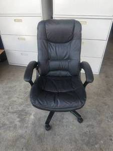 lot 205 image: Very nice black adjustable office-desk chair