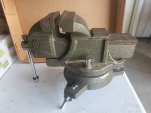 lot 24 image: Very nice bench top vice