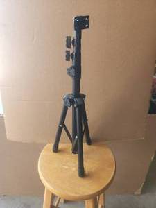 lot 27 image: Very nice tripod with carry bag