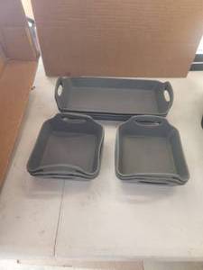 lot 37 image: Selection of silicone flexible bakeware