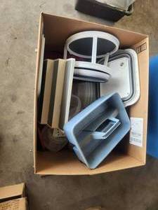 lot 56 image: Box of plasticware - bowls with lids, lazysusan and more