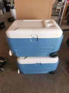 lot 189 image: Selection of 2 Igloo coolers