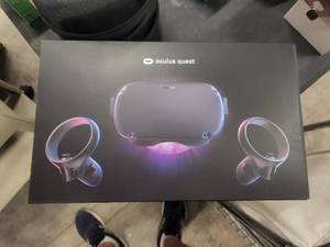 lot 107 image: Oculus Quest - virtual reality set